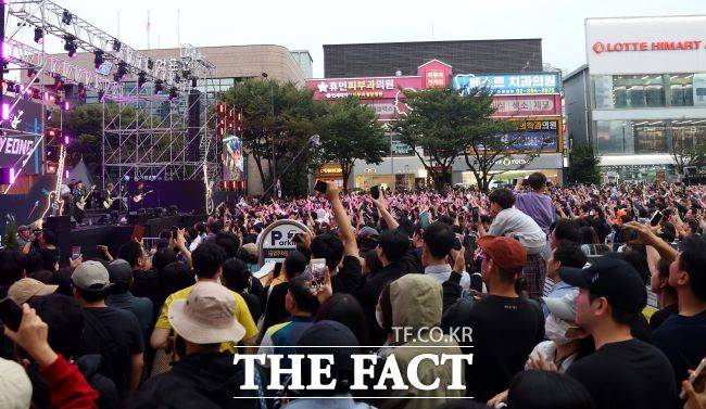 ‘페스티벌 광명’ 크라잉넛 공연을 보는 관중들. /광명시