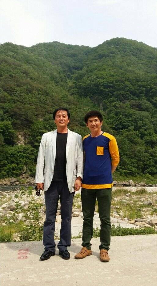 2017년 암 진단을 받은 김성민 자유북한방송 대표(왼쪽)와 함께 강원도를 찾은 오진하 씨. 두 사람은 북한군 4군단에서 같이 복무한 인연이 있다. 김 대표는 7년 간의 암 투병 끝에 지난달 12일 사망했다.