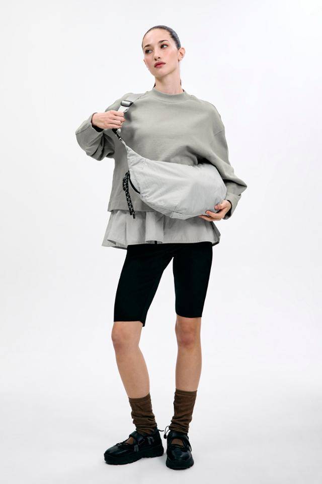 신세계 인터내셔날의 여성복 브랜드 '자아'에서 출시한 라이트 반달 크로스백. 신세계 인터내셔날 제공