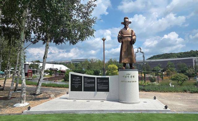 2025 제천국제한방천연물산업엑스포 행사장에 세워진 이공기 선생 동상. '조선의 어의, 백성을 살핀 명의'라는 설명이 붙어 있다. 엑스포 조직위원회 제공