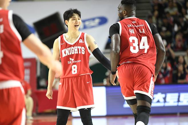 5일 잠실학생체육관에서 열린 SK와 KT의 2025~26 LG전자 프로농구 정규리그 경기. SK 안영준과 워니가 경기 중 득점을 합작하고 환호하고 있다. 사진=KBL