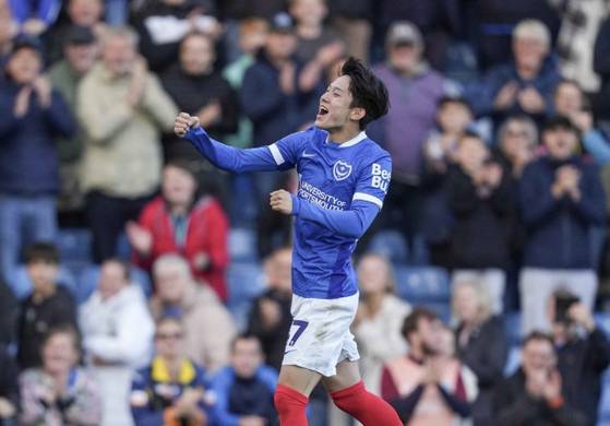 포츠머스 한국인 공격수 양민혁이 미들즈브러를 상대로 선제 결승골을 터뜨린 뒤 환호하고 있다. 사진 포츠머스 홈페이지 캡처