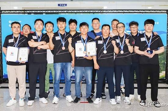 부산BMC는 지난 2007년에 결성된 당구동호회로 올해로 18년 역사를 자랑한다. 2023년 8월 경남고성군수배에 참가한 부산BMC회원들이 기념촬영하고 있다. 이 대회에서 부산BMC는 남자A조 3위(노주영) 남자B조 2위(구형우) 단체전 공동3위(송중엽 이희철 서영위 노영주 김원규 정왕주 박진영 신정운)를 차지했다. (사진=부산BMC)