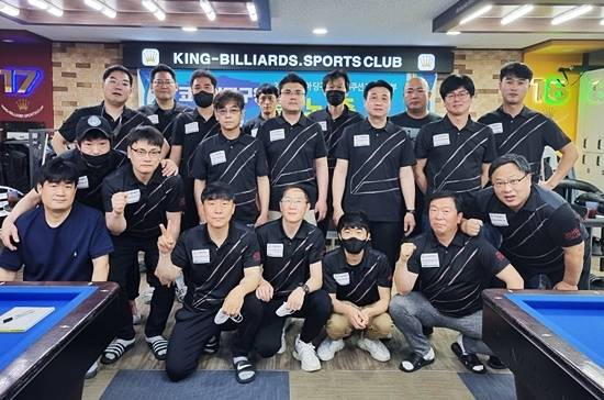 부산BMC 회원들이 근거지인 부산 연산동 더킹클럽에서 정기모임을 갖고 기념촬영하고 있다. (사진=부산BMC)