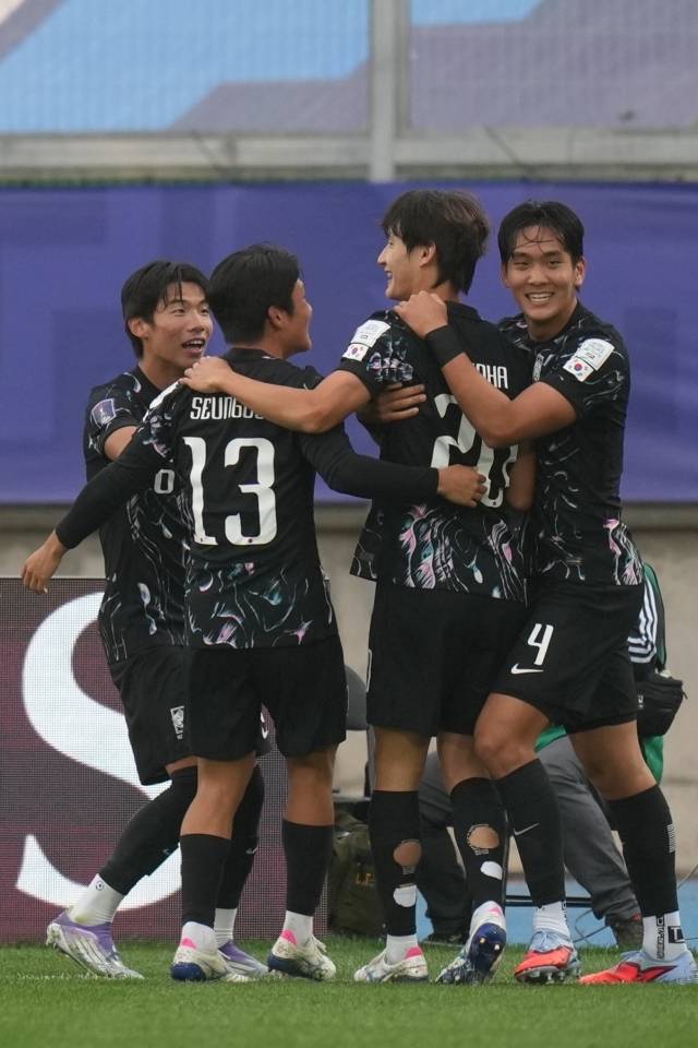 대한민국은 1승 1무 1패로 유리한 고지에 있었다. 그리고 A조 3위 이집트(1승 2패)를 이미 제친 상황에서 C조 3위 스페인(1승 1무 1패)과 경쟁했으나 득실차에서 앞서며 16강 진출에 성공했다. 스페인은 브라질을 1-0으로 꺾으며 ‘광탈’시켰지만 대한민국보다 1골 부족해 일단 밀린 상황이다. 사진=AP=연합뉴스