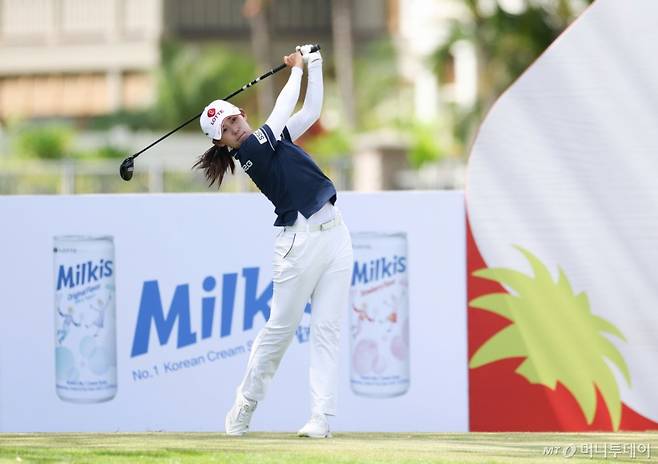 (서울=뉴스1) = 황유민이 4일(현지시간) 하와이 오하우섬 에바비치에 위치한 호아칼레이CC에서 열린 '2025 롯데 챔피언십' FR 2번홀에서 티샷하고 있다. (대홍기획 제공. 재판매 및 DB 금지) 2025.10.5/뉴스1 Copyright (C) 뉴스1. All rights reserved. 무단 전재 및 재배포, AI학습 이용 금지. /사진=(서울=뉴스1)