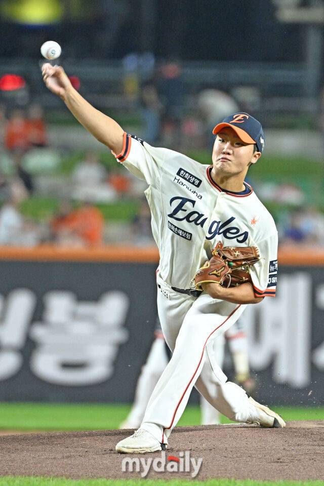 29일 대전 한화생명 볼파크 야구장에서 열린 '2025 신한 SOL BANK KBO리그' LG 트윈스와 한화 이글스 경기. 한화 선발 정우주가 힘차게 투구하고 있다./마이데일리
