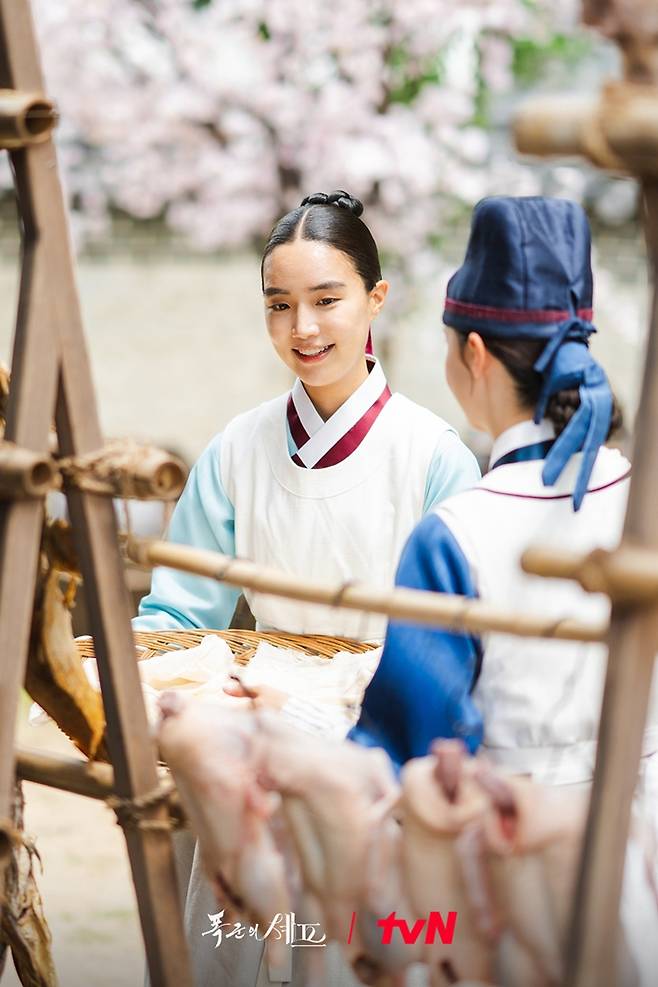 서길금은 대령숙수가 된 연지영을 따라 수라간에서 보조 요리사로 일하게 된다. tvN 제공