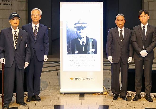 지난 2일 서울 용산 전쟁기념관에서 ‘이달(10월)의 호국 인물’ 박옥규 제독을 기리는 현양 행사가 열려 주요 참석자들이 고인의 영정 옆에서 기념촬영을 하고 있다. 왼쪽부터 안병태 전 해군참모총장, 양동학 전쟁기념사업회 사무총장(예비역 육군 준장), 유족 대표 박호성 전 해양경찰청 경감(고인의 손자), 박상현씨(고인의 증손자). 전쟁기념사업회 제공