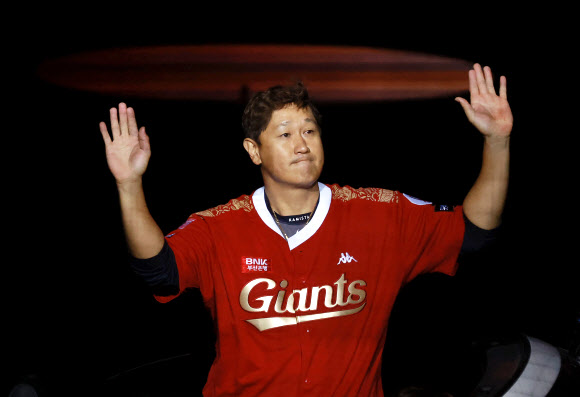 2022년 10월 8일 부산 사직야구장에서 열린 롯데 자이언츠 이대호 은퇴식 및 영구결번식에서 이대호가 차량에 올라 경기장을 돌며 관중석의 팬들을 향해 인사를 하고 있다. 부산 연합뉴스