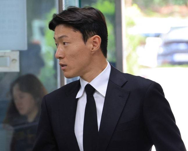 ▲ 축구선수 황의조씨가 4일 서울 서초구 서울중앙지법에서 열린 성폭력범죄의 처벌 등에 관한 특례법 위반(카메라 등 이용촬영) 혐의 2심 선고재판에서 징역형 집행유예 선고를 받고 법원을 나서며 기자의 질문에 답하고 있다. ⓒ연합뉴스