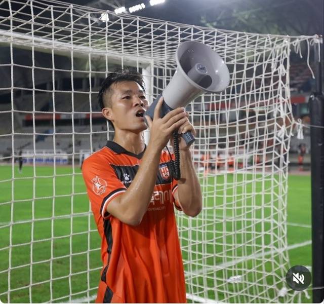 화성FC 팬들에게 인사하는 유병수. /사진=화성FC SNS