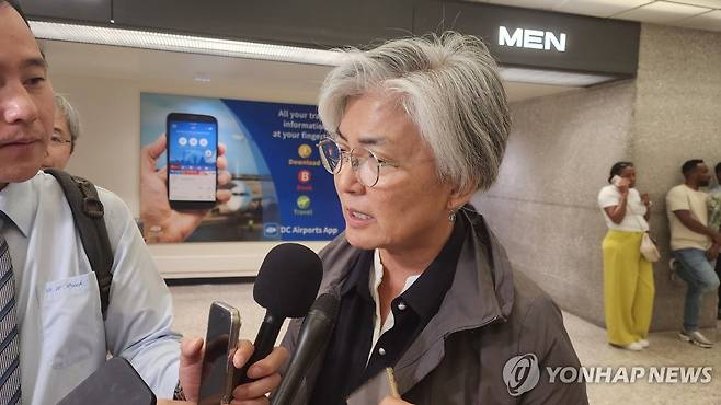 미국 입국한 강경화 신임 주미대사 (워싱턴=연합뉴스) 박성민 특파원 = 강경화 신임 주미대사가 4일(현지시간) 워싱턴DC 인근 덜레스 국제공항을 통해 미국에 입국, 취재진과 만나 대화하고 있다. 2025.10.5 min22@yna.co.kr