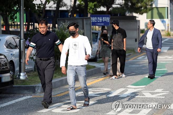 하루 만에 막 내린 '집단탈주' (광주=연합뉴스) 정회성 기자 = 광주 광산경찰서 월곡지구대에서 집단탈주한 베트남 국적 도주범 10명 가운데 2명이 사건 발생 하루 만인 12일 오후 광산경찰서에 자수하고 있다.
도주범 10명 가운데 7명이 경찰과 출입국 당국에 자수하고, 나머지 3명은 체포됐다. 2023.6.12 hs@yna.co.kr