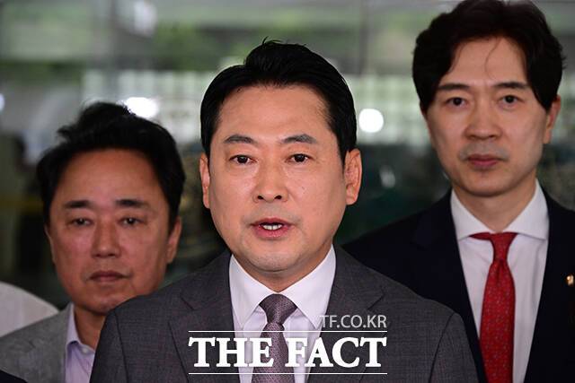 장동혁 국민의힘 대표가 6일 페이스북에 글을 올려 "이재명 정권이 민생을 망치고 있다"고 비판했다. /남윤호 기자