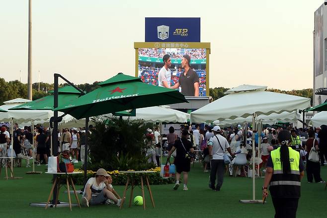 대형 스크린으로 보르헤스(좌), 샹쥔청(우)의 경기를 본 중국 팬들. 예상보다 외곽 관중은 많지 않았다.