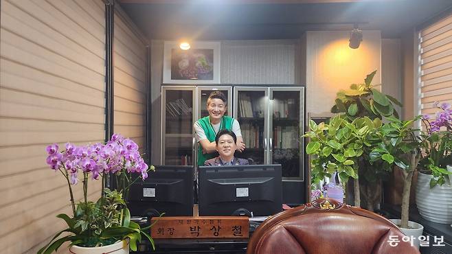 내가 세상에 없을 때, 내 뒤를 맡아줄 사람은 너. 각자 늘 등 뒤에 있어주자. 유재영 기자 elegant@donga.com