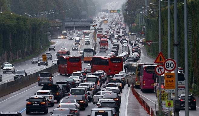 추석을 하루 앞둔 5일 경부고속도로 잠원IC 하행선에 귀성길 차량 행렬이 꼬리에 꼬리를 물며 서행하고 있다. 사진=뉴시스