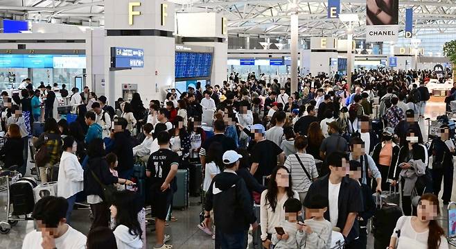 지난 2일 인천국제공항 제1여객터미널이 출국을 앞둔 여행객들로 붐비고 있다./사진=최혁 기자