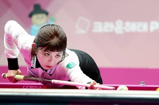 김가영이 크라운해태LPBA챔피언십 결승전에서 샷을 준비하고 있다. (사진=PBA)