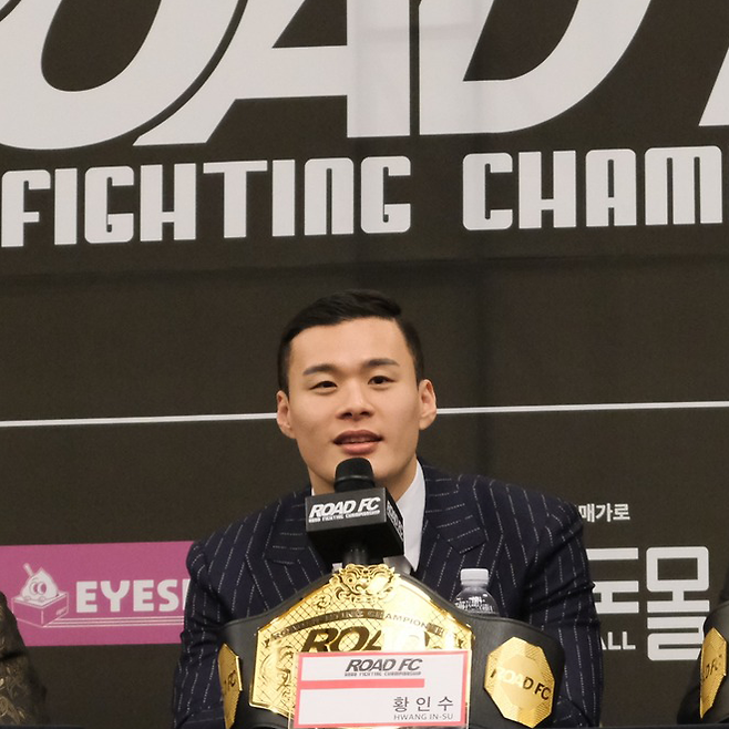 제8대 미들급 챔피언 황인수가 2025년 2월 스위스그랜드 호텔 서울 컨벤션센터 로드FC 72 기자회견에서 발언하고 있다. 사진=세계격투스포츠협회