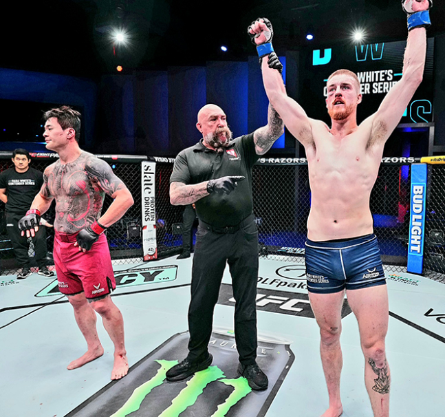 로드FC 챔피언 황인수가 2025년 9월 데이나 화이트 UFC 회장 겸 CEO가 직접 주최하는 오디션 Contender Series 시즌9 6주차 미들급 경기 패배 선언에 아쉬워하고 있다. 오른쪽은 리얼리티프로그램 The Ultimate Fighter 시즌32 준결승 패디 매코리. 사진=TKO