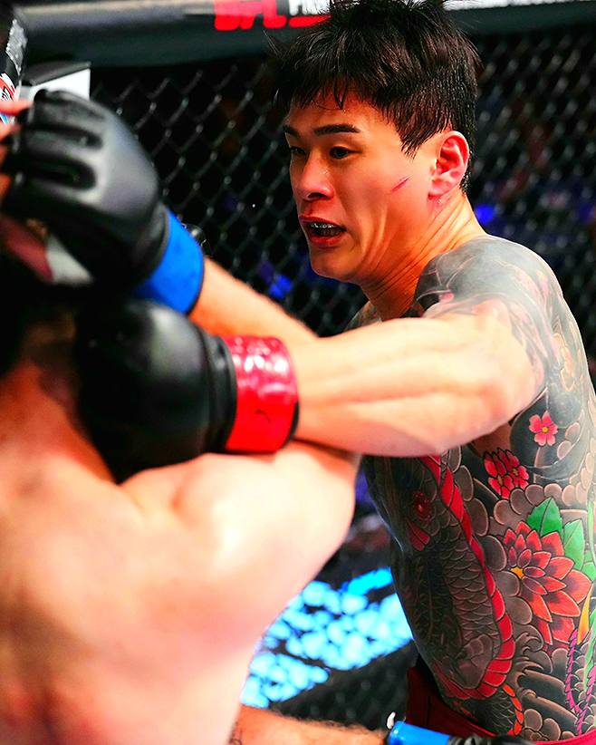 로드FC 챔피언 황인수가 2025년 9월 데이나 화이트 UFC 회장 겸 CEO가 직접 주최하는 오디션 Contender Series 시즌9 6주차 미들급 경기에서 리얼리티프로그램 The Ultimate Fighter 시즌32 준결승 패디 매코리를 공격하고 있다. 사진=TKO