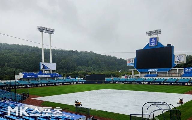 비가 내리고 있는 대구 삼성 라이온즈 파크. 사진(대구)=이한주 기자