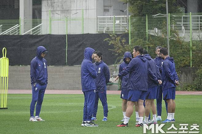 한국 축구 대표팀 코칭스태프가 10월 첫 훈련 시작 전 그라운드에 먼저 나와서 선수들을 기다리고 있다. 사진=이근승 기자