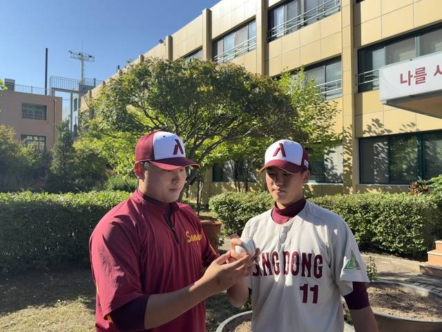 봉민호 상동고 코치가 임종훈에게 그립 잡는 법을 설명해 주고 있다. 상동고 제공