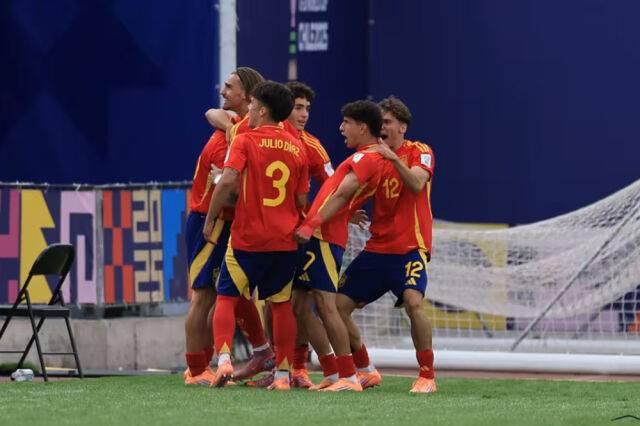 스페인 선수들이 5일 브라질과 경기에서 골을 터뜨린 후 기뻐하고 있다. /FIFA 제공