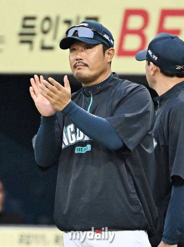 6일 오후 대구광역시 수성구 대구삼성라이온즈파크에서 진행된 '2025 프로야구 KBO리그 포스트시즌' 와일드카드 결정전 1차전 삼성라이온즈와 NC다이노스의 경기. NC 이호준 감독이 4-1로 승리한 뒤 박수를 치고 있다./대구 = 송일섭 기자
