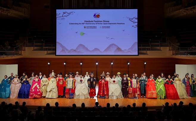 한일 국교정상화 60주년을 기념하는 한복패션쇼가 최근 일본에서 열려 큰 갈채를 받았다. 일본인들은 한복을 존중하고 한국인들은 기모노를 존중하다.