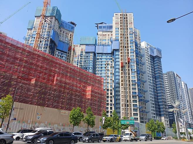 서울 송파구 신천동에서 잠실르엘(미성·크로바 재건축) 아파트가 지어지고 있다. 김희량 기자