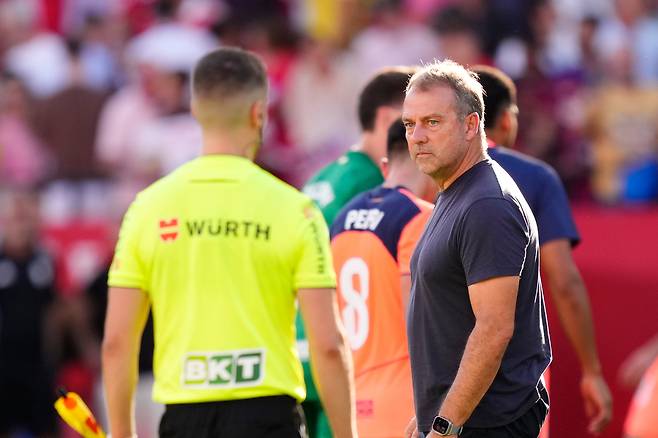 바르셀로나 한지 플릭 감독이 6일 세비야전 패배 후 아쉬운 표정으로 주심을 바라보고 있다. AP연합뉴스