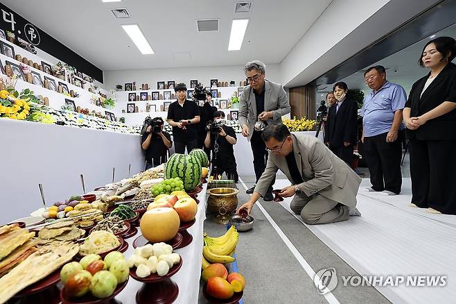 사무치는 그리움 (무안=연합뉴스) 정다움 기자 = 추석인 6일 오후 전남 무안군 무안국제공항에서 12·29 제주항공 여객기 참사 유가족협의회가 합동 차례를 지내고 있다. 2025.10.6 daum@yna.co.kr