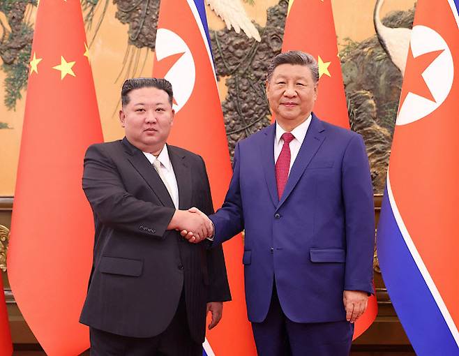 김정은(왼쪽) 북한 국무위원장과 시진핑 중국 국가주석이 지난달 4일 베이징 인민대회당에서 만나 인사하고 있다.(사진=로이터)