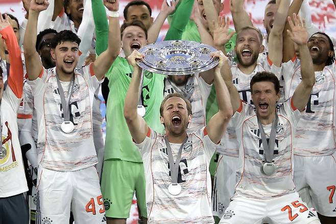 독일 분데스리가 우승 시상식에서 트로피를 들고 기뻐하는 바이에른 뮌헨 해리 케인