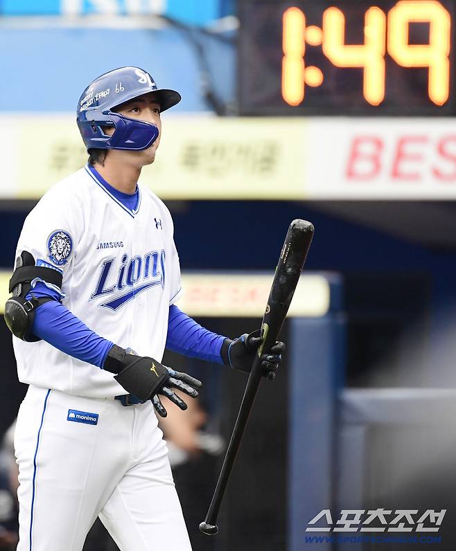 1회말 1사 1루. 1루 내야 땅볼 병살타를 날린 삼성 구자욱.