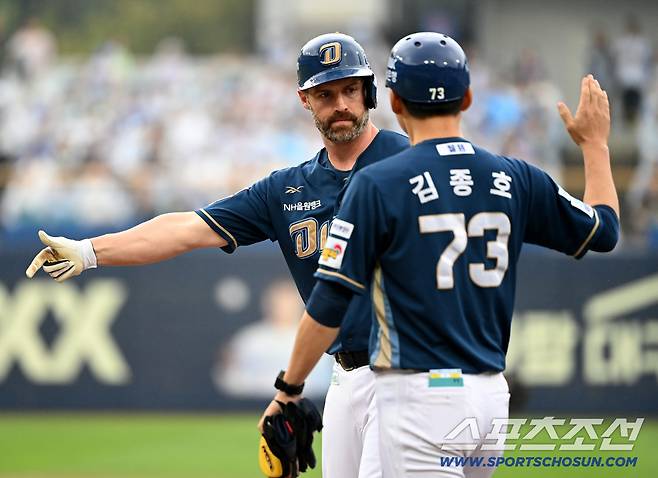 1회초 1사 1,2루 NC 데이비슨이 1타점 적시타를 치고 기뻐하고 있다.