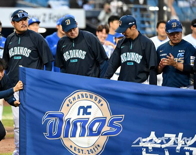 7일 대구삼성라이온즈파크에서 열린 NC와 삼성의 와일드카드 2차전, 삼성이 3대0으로 승리하며 준플레이오프에 진출했다. NC 이호준 감독과 선수단이 팬들에게 인사하고 있다. 대구=허상욱 기자wook@sportschosun.com/2025.10.07/