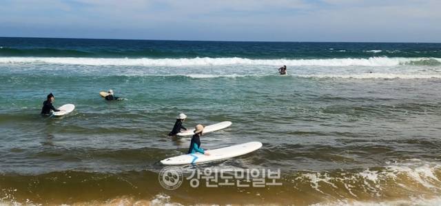 ▲ 북녘 파도가 밀려오는 화진포 해수욕장에 들어간 서퍼들이 평화롭게 파도를 타기 위해 스팟으로 이동하고 있다.