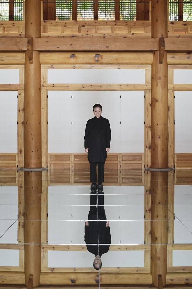경흥각 거울 마루 위에 서 있는 김수자 작가. 포도뮤지엄 제공