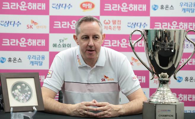 에디 레펀스가 PBA 두 번째 우승을 차지한 후 아내에 대한 고마움을 전했다. 사진은 지난 6일 경기 고양킨텍스 PBA스타디움에서 열린 2025-26시즌 5차 투어 크라운해태 PBA-LPBA 챔피언십 한가위 PBA 결승전에서 우승을 차지한 레펀스가 기자회견 중인 모습. /사진=프로당구협회(PBA) 제공