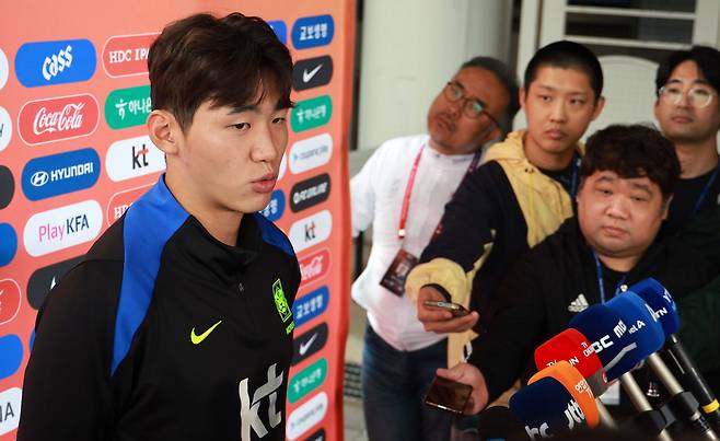 대한민국 축구대표팀 김지수가 7일 경기 고양시 일산서구 고양종합운동장 보조구장에서 취재진 질문에 답하고 있다. 2025.10.7 saba@yna.co.kr 연합뉴스