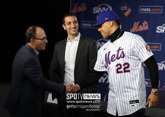 ▲ 코헨 구단주(왼쪽)와 악수하는 후안 소토.