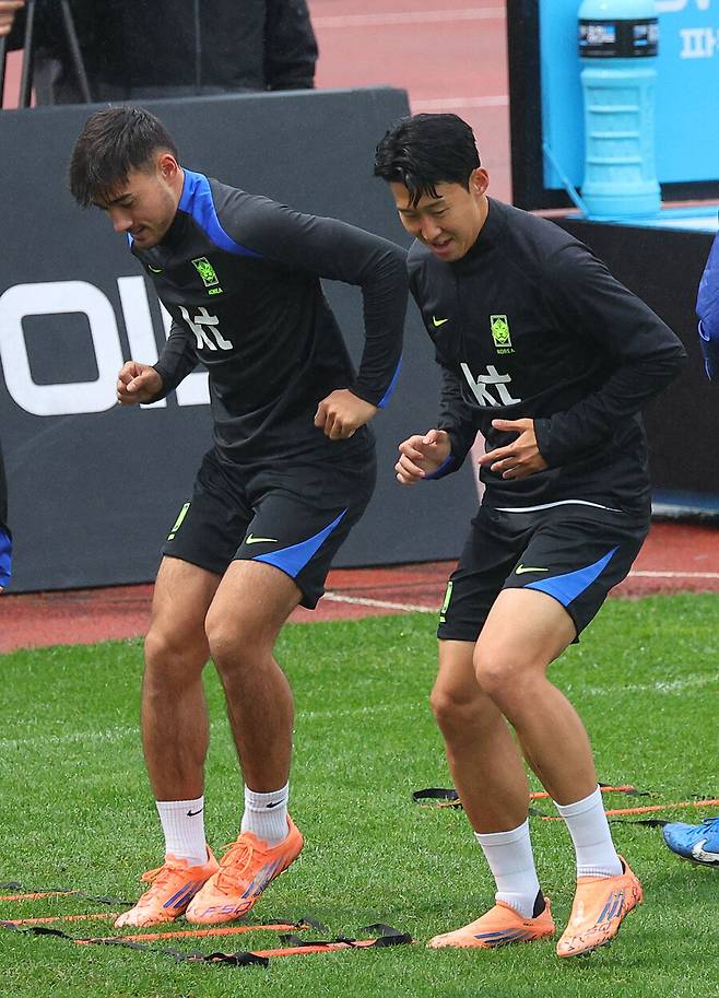 ▲ 대한민국 축구 국가대표팀 손흥민과 옌스 카스트로프가 7일 고양종합운동장 보조구장에서 열린 축구 대표팀 오픈 트레이닝에서 훈련하고 있다. ⓒ연합뉴스