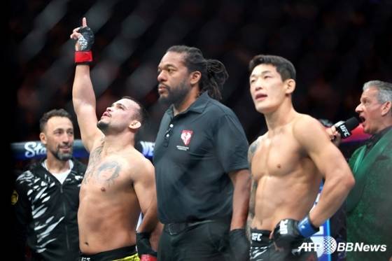 패배 후 아쉬워하는 유주상(오른쪽)과 기뻐하는 산토스. /AFPBBNews=뉴스1