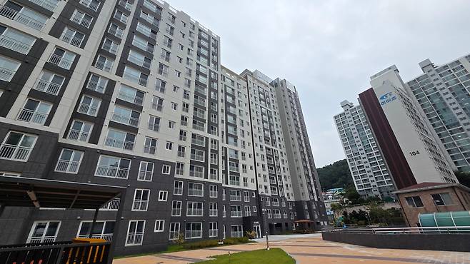 지난 5일 부산 사하구 신평동 '중앙하이츠더힐' 단지 내부의 모습./조은임 기자