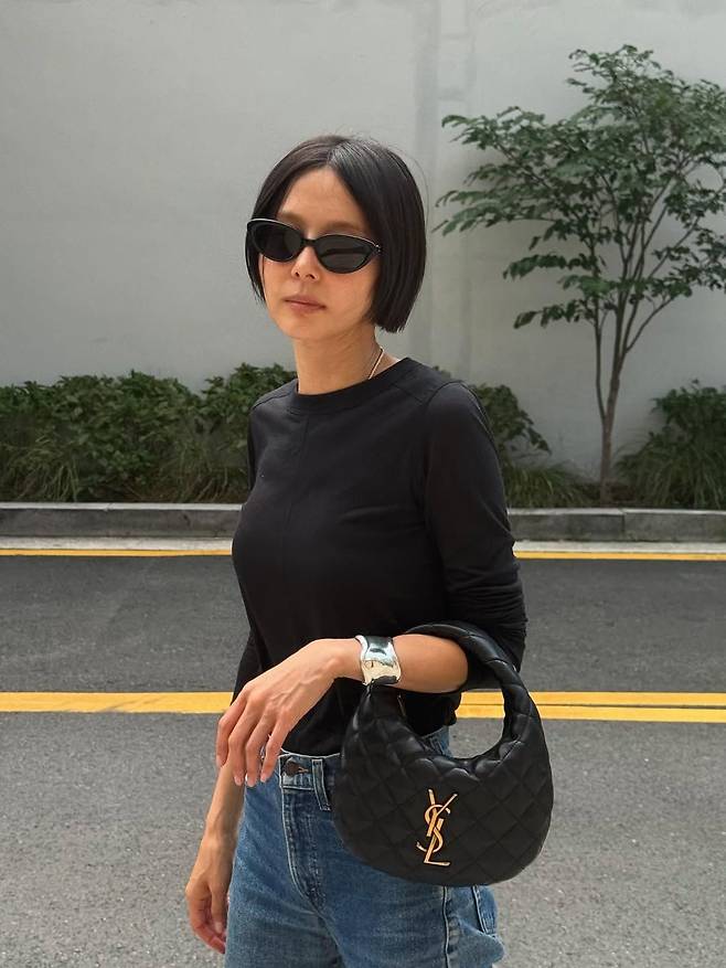 캐주얼과 시크 모두를 연출한 김나영. 인스타그램@nayoungkeem